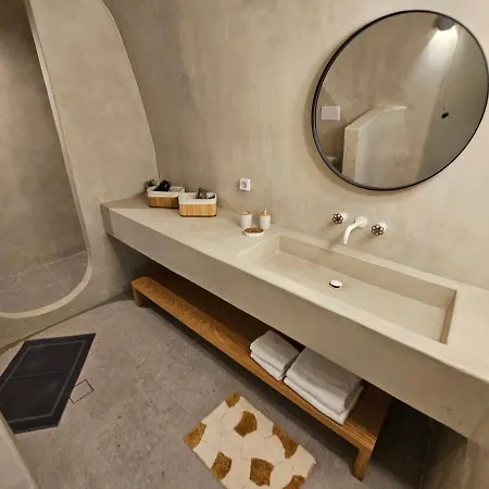 Petroma Cave Daire Vourvoúlos