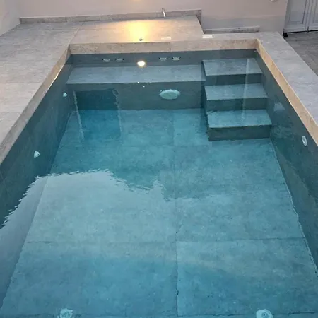 Petroma Cave * Vourvoúlos